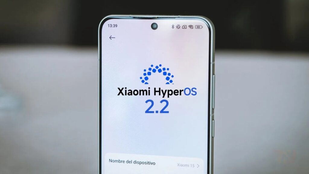 Um smartphone Xiaomi exibindo a tela 'Xiaomi HyperOS 2.2' Android 16bcom o logotipo do sistema operacional.